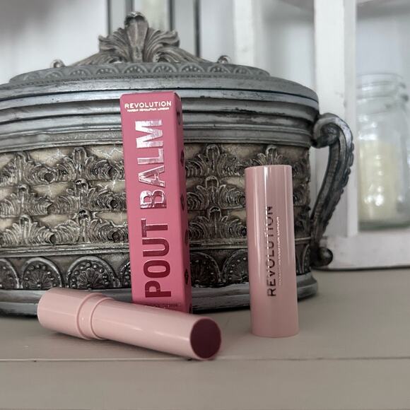 Makeup Revolution Pout Balm in Mocha Shine Plumping Hydrating Glossy Lip Balm - Picture 4 of 5